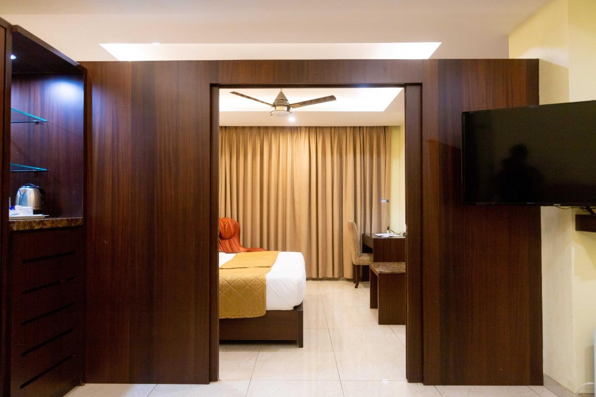 Hotel Godwin - Colaba Мумбай Екстериор снимка