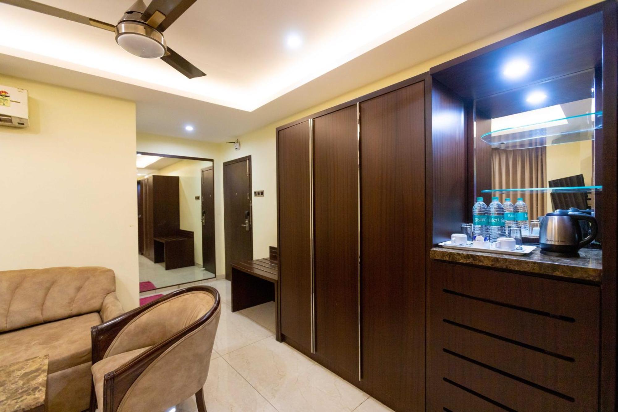 Hotel Godwin - Colaba Мумбай Екстериор снимка