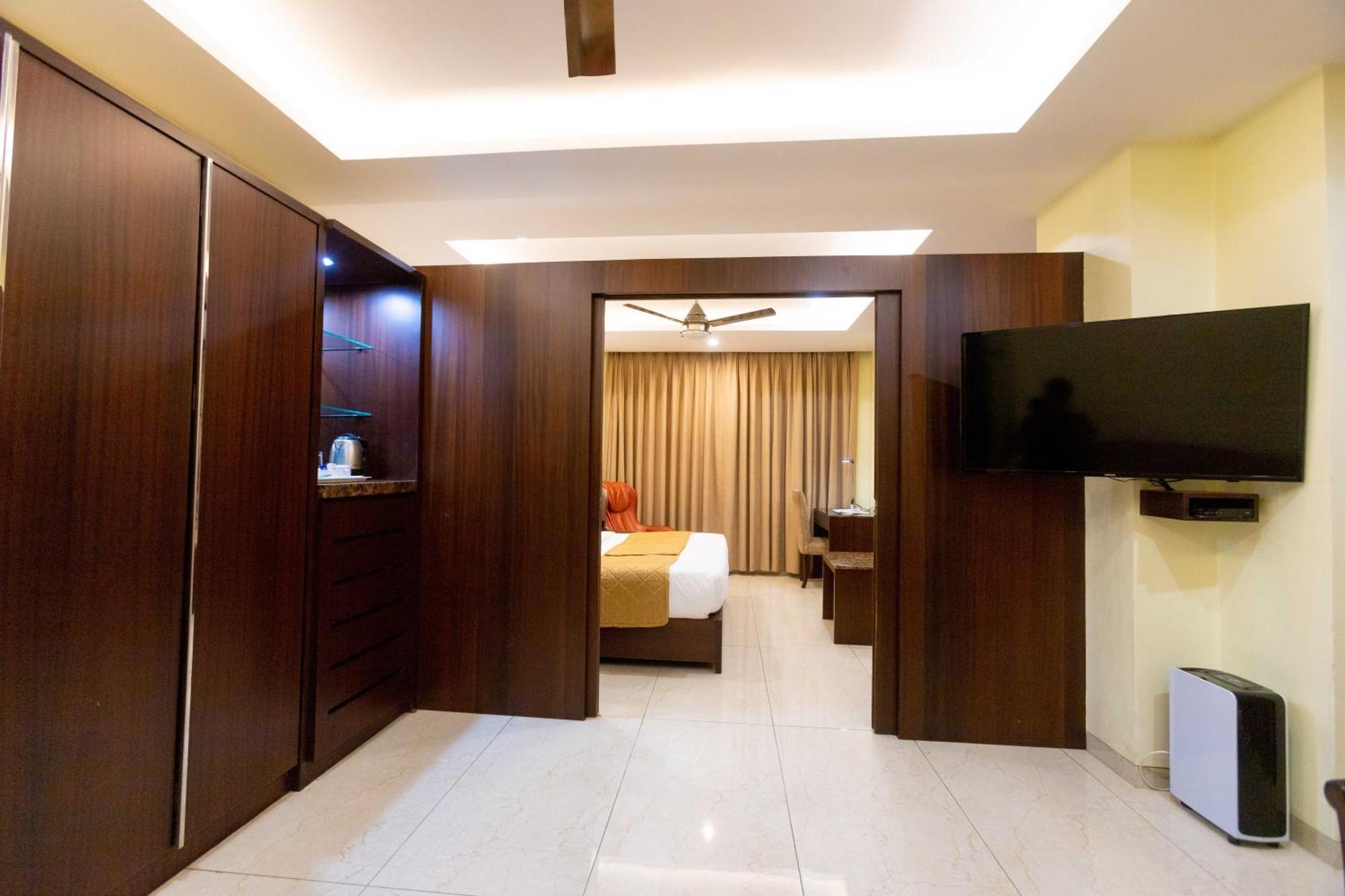 Hotel Godwin - Colaba Мумбай Екстериор снимка