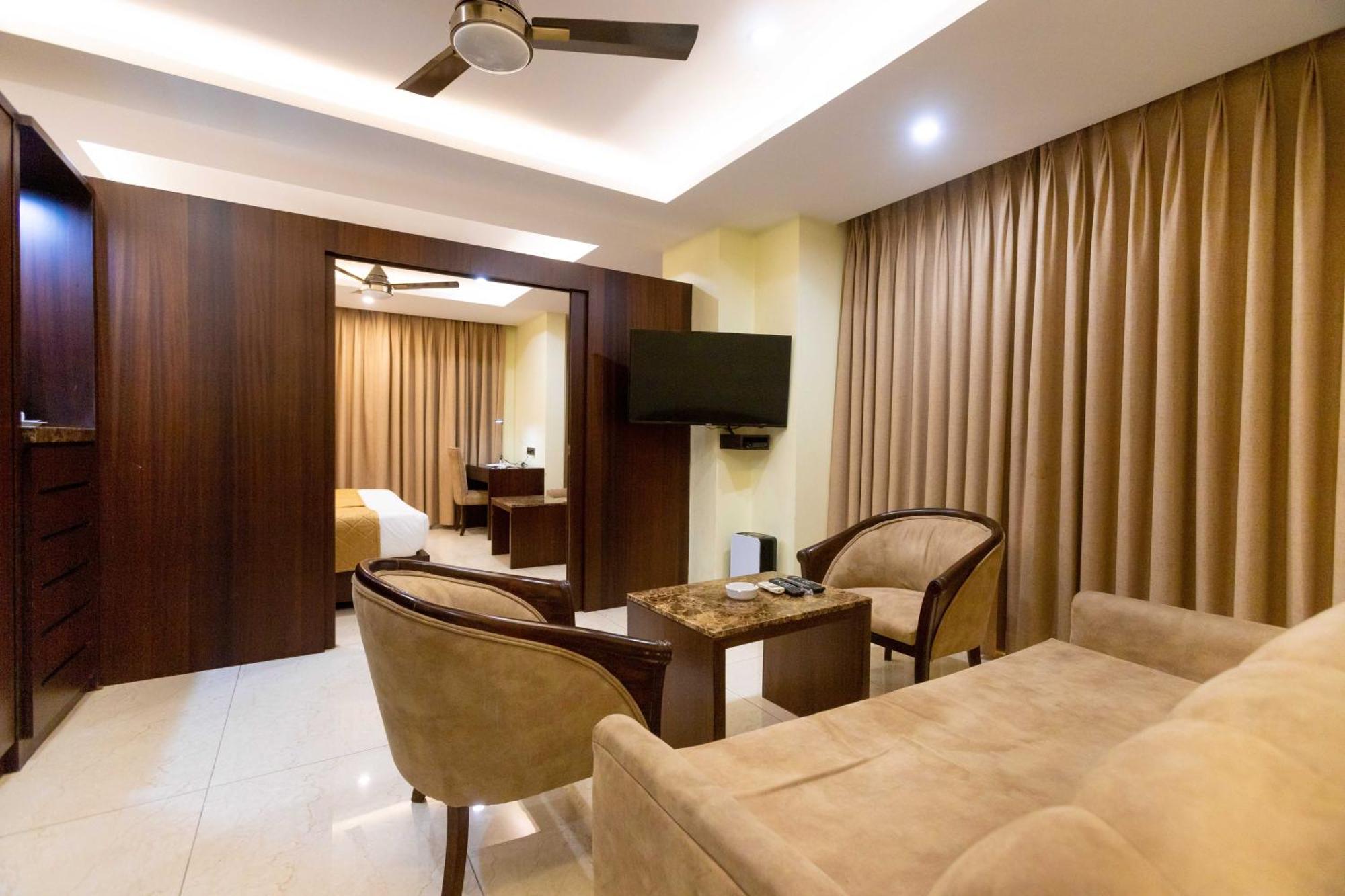 Hotel Godwin - Colaba Мумбай Екстериор снимка